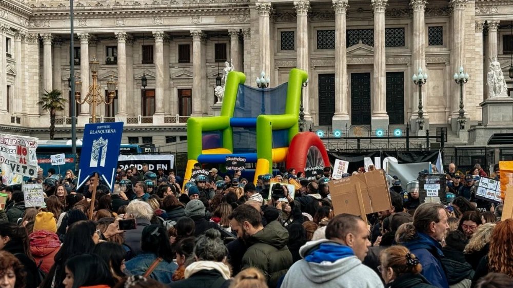 Marcha en Congreso contra el veto a la Ley de Emergencia en Discapacidad: fuerzas federales forcejearon para aplicar el protocolo antipiquetes