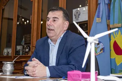 Ex intendente de Azul, sorprende y vuelve a la música con su acordeón presentando “Hernán, Ritmo de Pueblo”