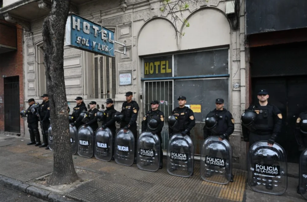 La Policía de la Ciudad desalojó un hotel tomado de Constitución: funcionaba como prostíbulo y búnker de drogas