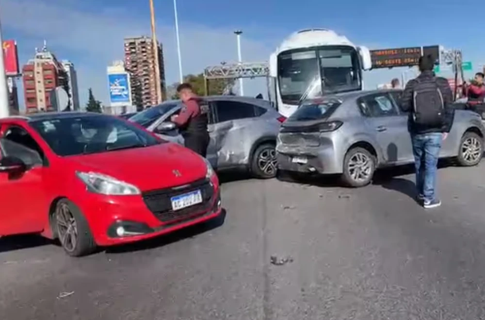 Choque en General Paz y Libertador: al menos 10 vehículos involucrados y caos de tránsito en el ingreso a la Ciudad