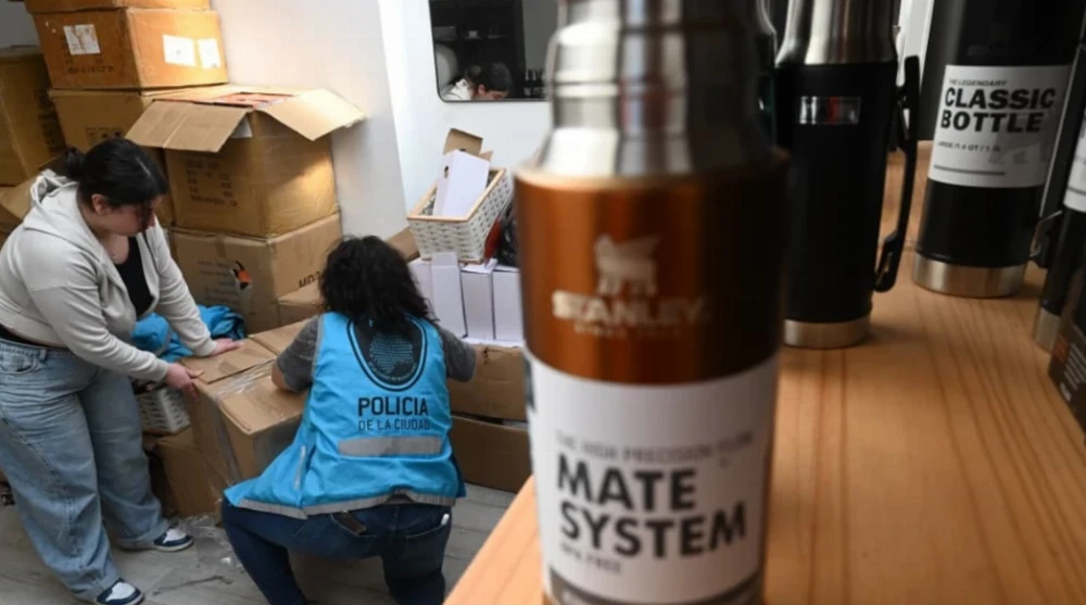 Fabricaban termos con metales peligrosos para la salud y los vendían con sellos “Stanley” falsificados