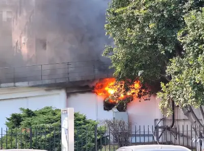 Increíble incendio en el edificio Libertad de la Armada 
