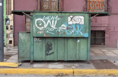 Avanza el plan para sacar de las veredas los puestos de diarios y flores abandonados