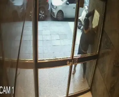 En un minuto, un ladrón robó un portero eléctrico de bronce de un edificio en Recoleta