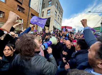 Milei debió suspender el acto de campaña en Ushuaia por protestas del kirchnerismo y retornó a Buenos Aires