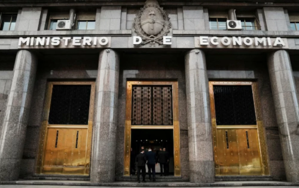 El Gobierno anunció que negocia un plan de recompra de deuda con la participación de organismos multilaterales y rebotaron los bonos
