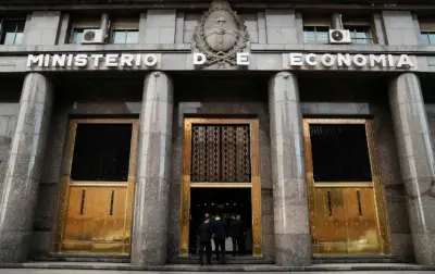 El Gobierno anunció que negocia un plan de recompra de deuda con la participación de organismos multilaterales y rebotaron los bonos