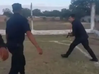 Un policía mostró su arma durante un partido de fútbol amateur, lo filmaron y fue suspendido
