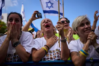 “Todos los vivos han vuelto a casa”: llantos, emoción y abrazos en la Plaza de los Rehenes de Tel Aviv