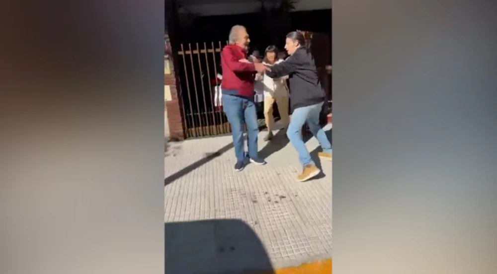 Un jubilado le pegó una trompada a una joven luego de acusarla de haber estacionado mal el auto