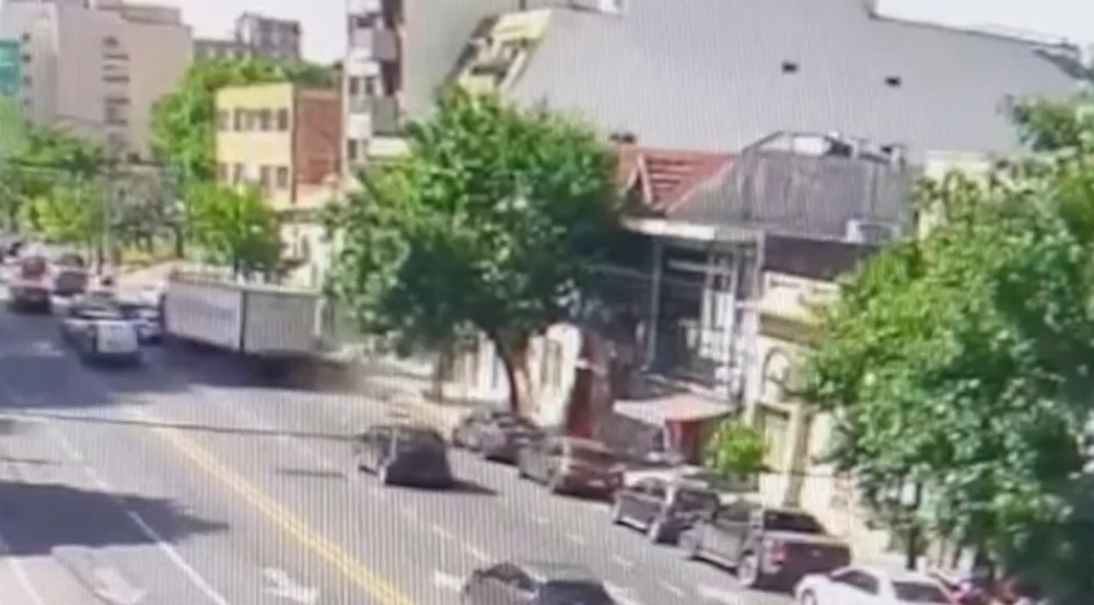 Un camión perdió el control, chocó contra cuatro vehículos y atropelló a una mujer en Flores