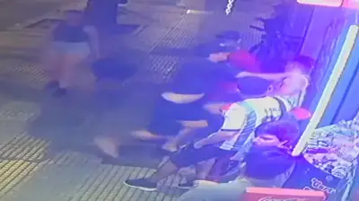 Dos hinchas de Atlanta golpearon a dos hombres y les robaron una camiseta de Chacarita en Villa Crespo