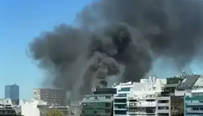 Incendio en pleno microcentro: evacuaron a más de 200 personas de un edificio en donde funciona una aseguradora