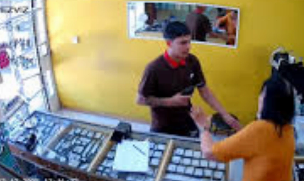 Violento asalto a una joyería de Rosario: simularon ser clientes y golpearon a la dueña