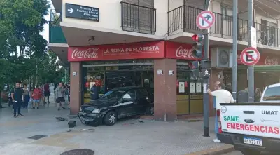Un auto se incrustó en una pizzería tras chocar con un micro escolar