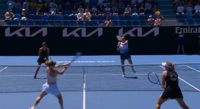 Polémica en el Australian Open por la reacción de una tenista tras pegarle un brutal pelotazo a su rival en el rostro