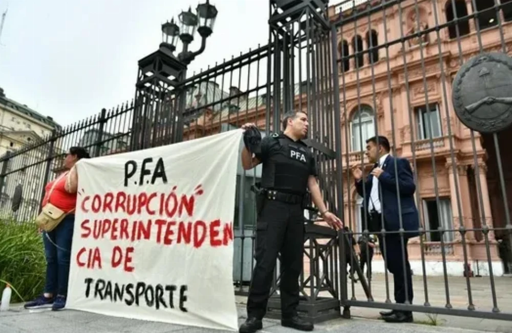 Un policía federal se esposó a la reja de la Casa Rosada por un reclamo salarial