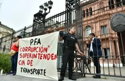 Un policía federal se esposó a la reja de la Casa Rosada por un reclamo salarial