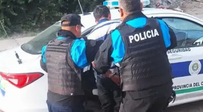Un joven de 19 años le pegó a una mujer policía y le tiró piedras a un patrullero cuando intentaron detenerlo