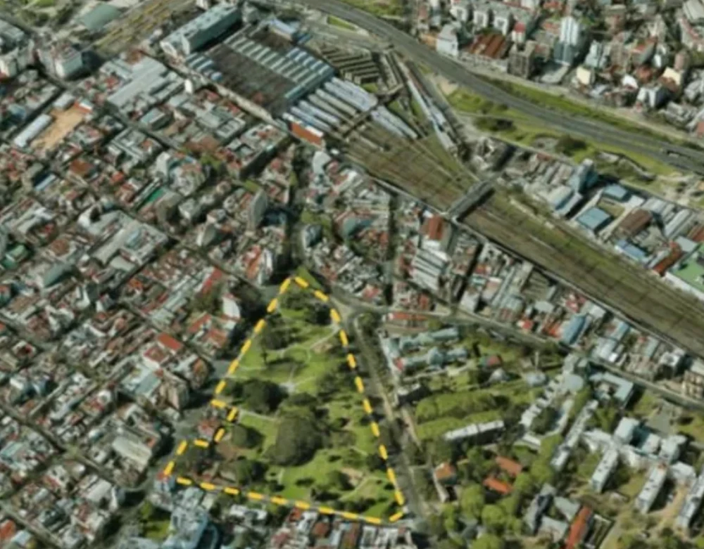 Estacionamientos subterráneos disuasorios: avanza la licitación para construir cocheras bajo plazas y parques