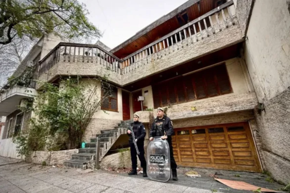 El GCBA con la policía recuperó una casa usurpada en Floresta donde funcionaba un taller textil clandestino