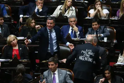 El Gobierno cede en discapacidad y tierras para sostener alianzas clave